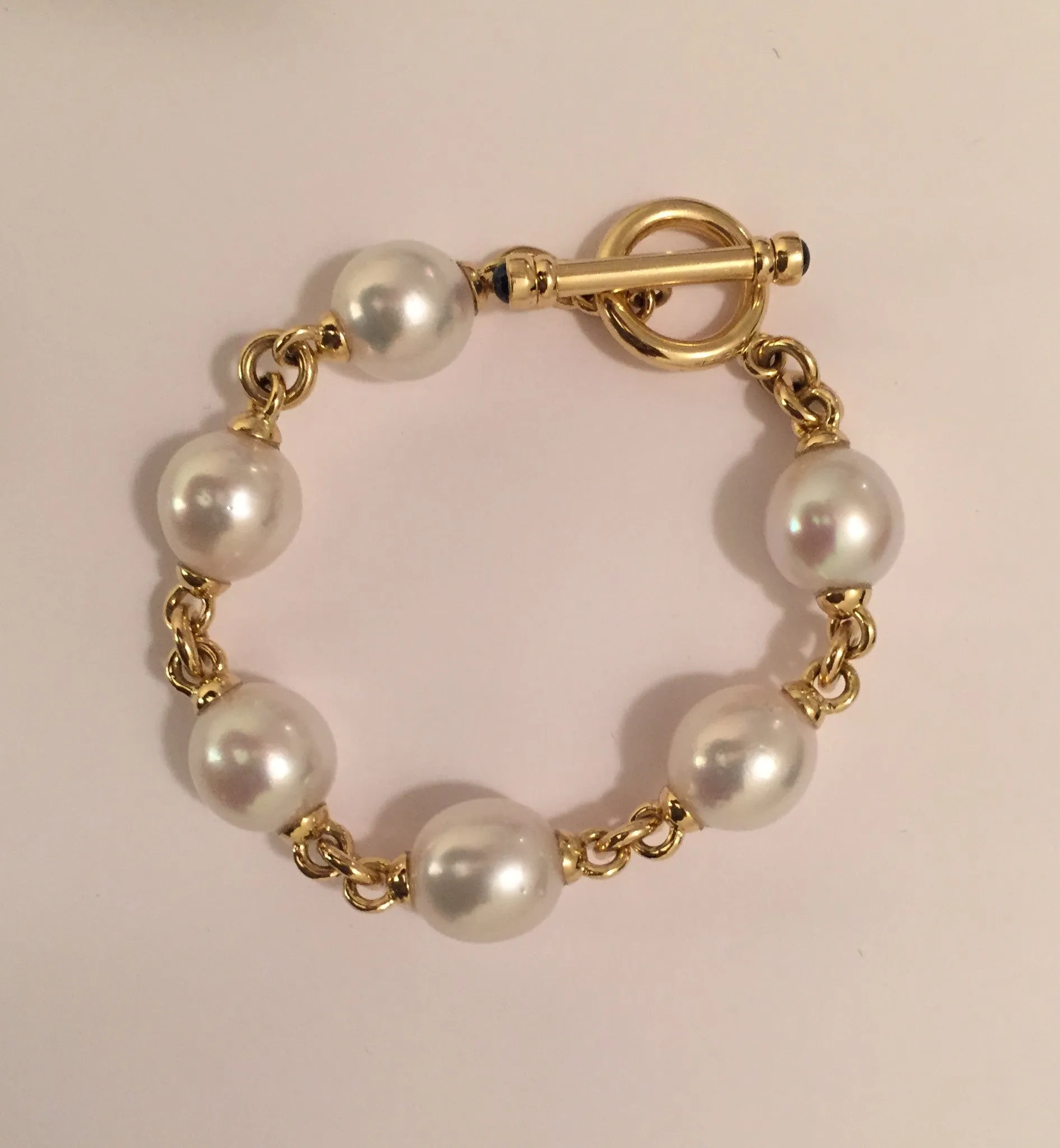 18kt Yellow Gold and Pearl Bracelet with Sapphire Toggle